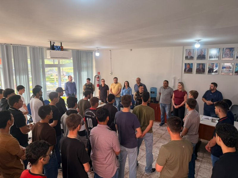 Jovens de Nova Laranjeiras recebem o Certificado de Dispensa de Incorporação